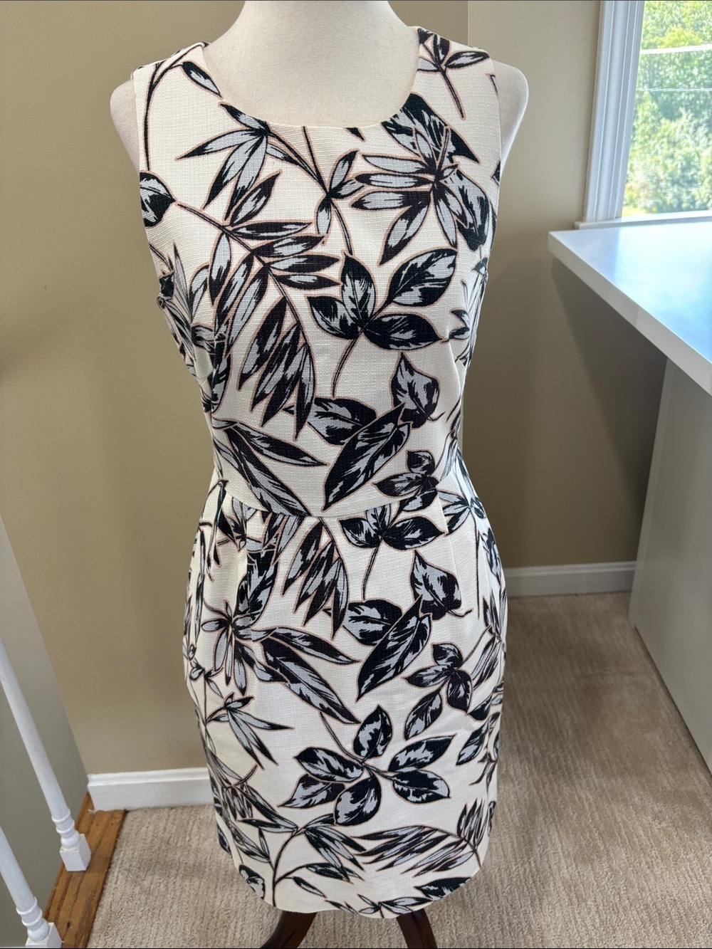 J. Crew Sleeveless Ivory Green Leaf Sheath Dress Size 2 EUC